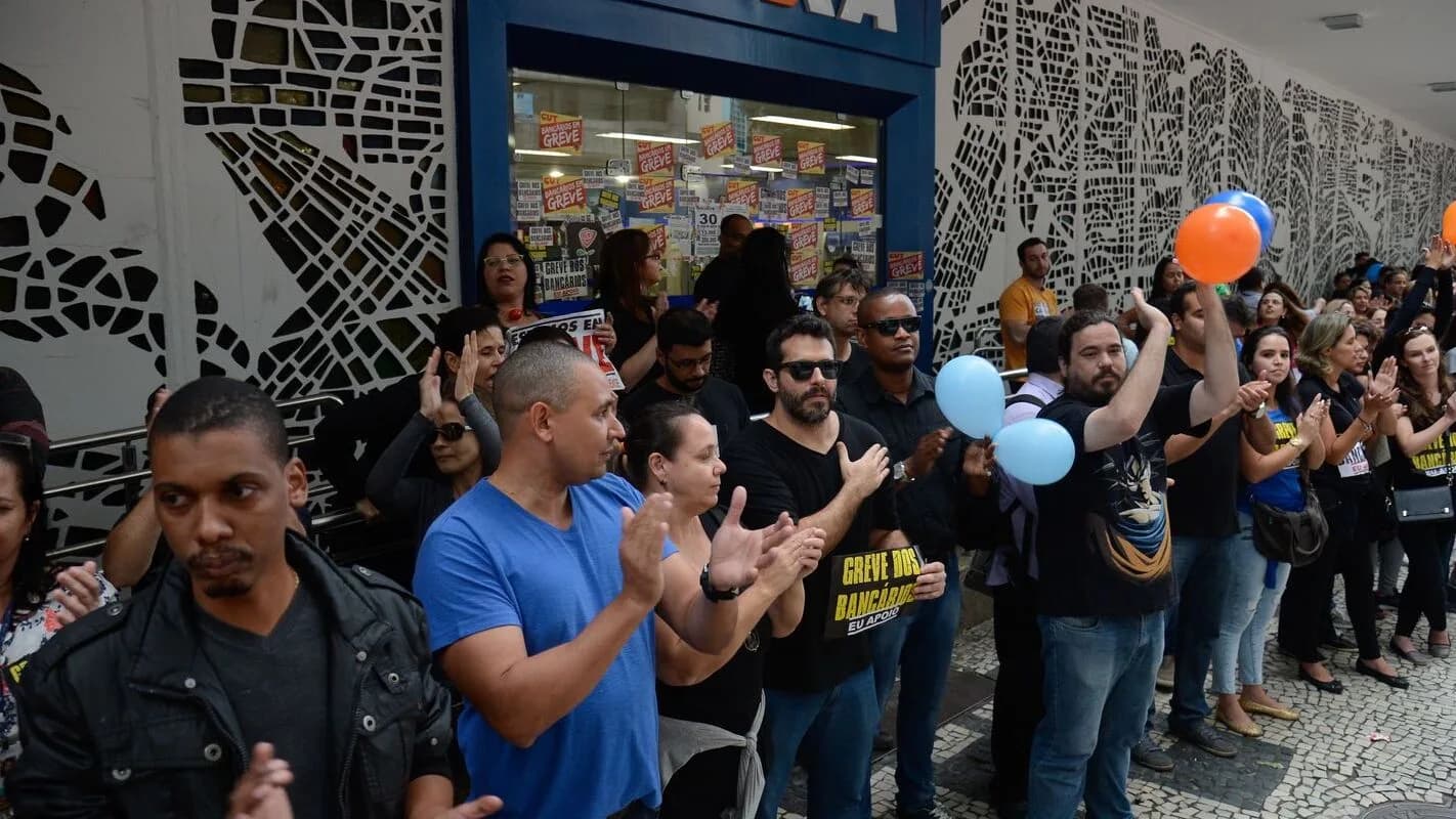 Bancários protestam em frente a agência bancária com cartazes de apoio à greve dos bancários (foto de arquivo)