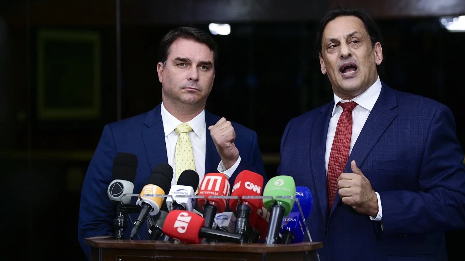 Senador Flávio Bolsonaro concede entrevista coletiva ao lado do advogado Frederick Wassef, foto de arquivo de 2021