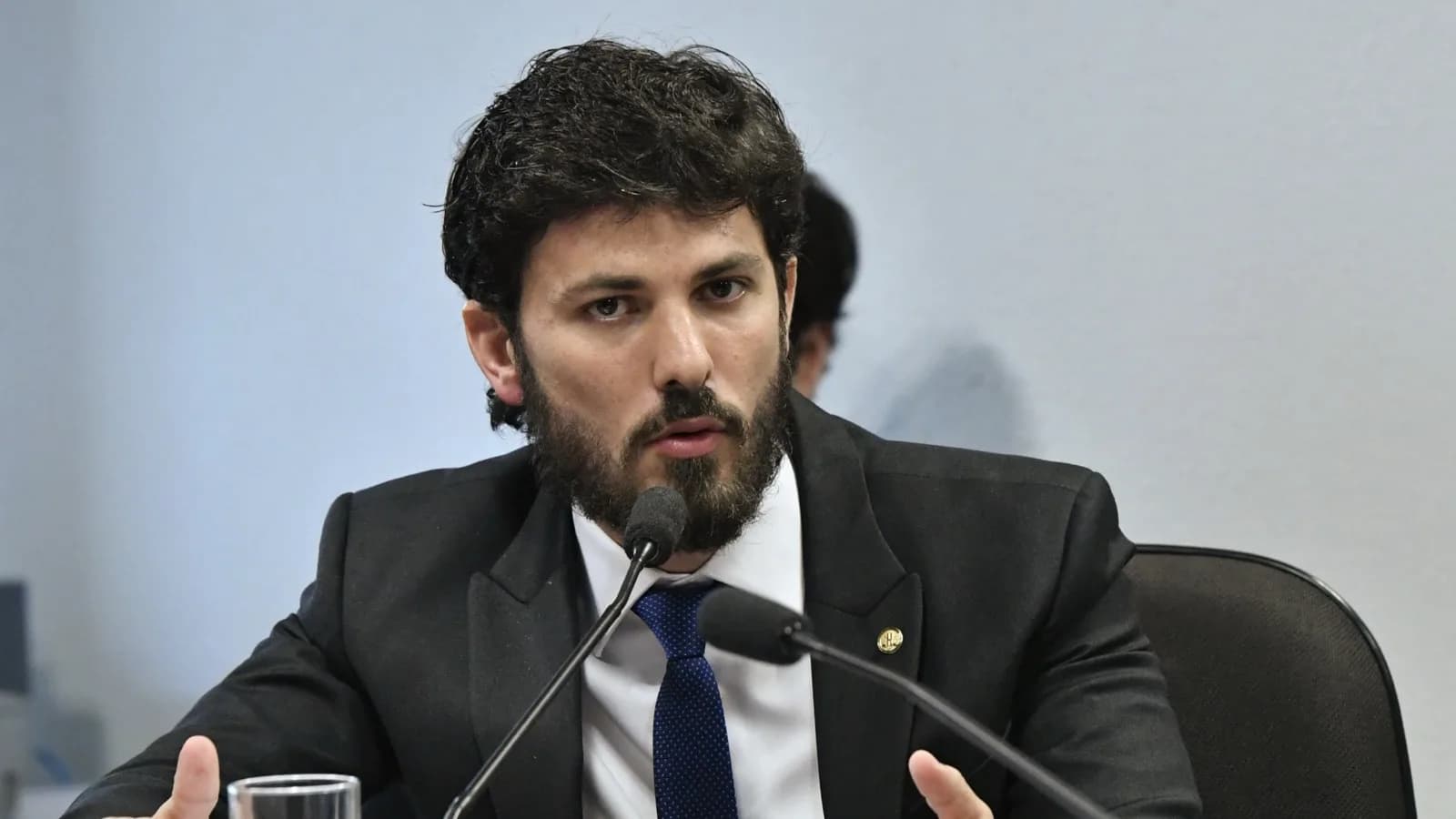 Marcelo Aro fala ao microfone durante audiência em comissão da Câmara dos Deputados (foto de arquivo)