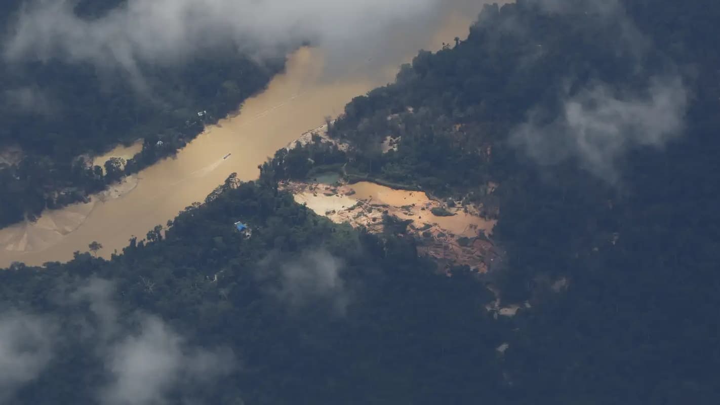 Vista aérea de rio contaminado por garimpo ilegal na Terra Indígena Yanomami, em Roraima; foto de contexto sobre mineração ilegal em terras indígenas