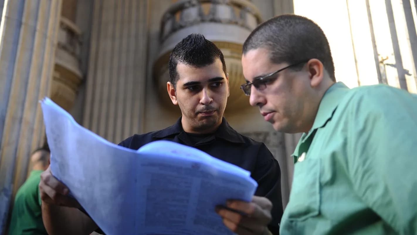 Candidatos conferem gabarito impresso após prova de concurso público