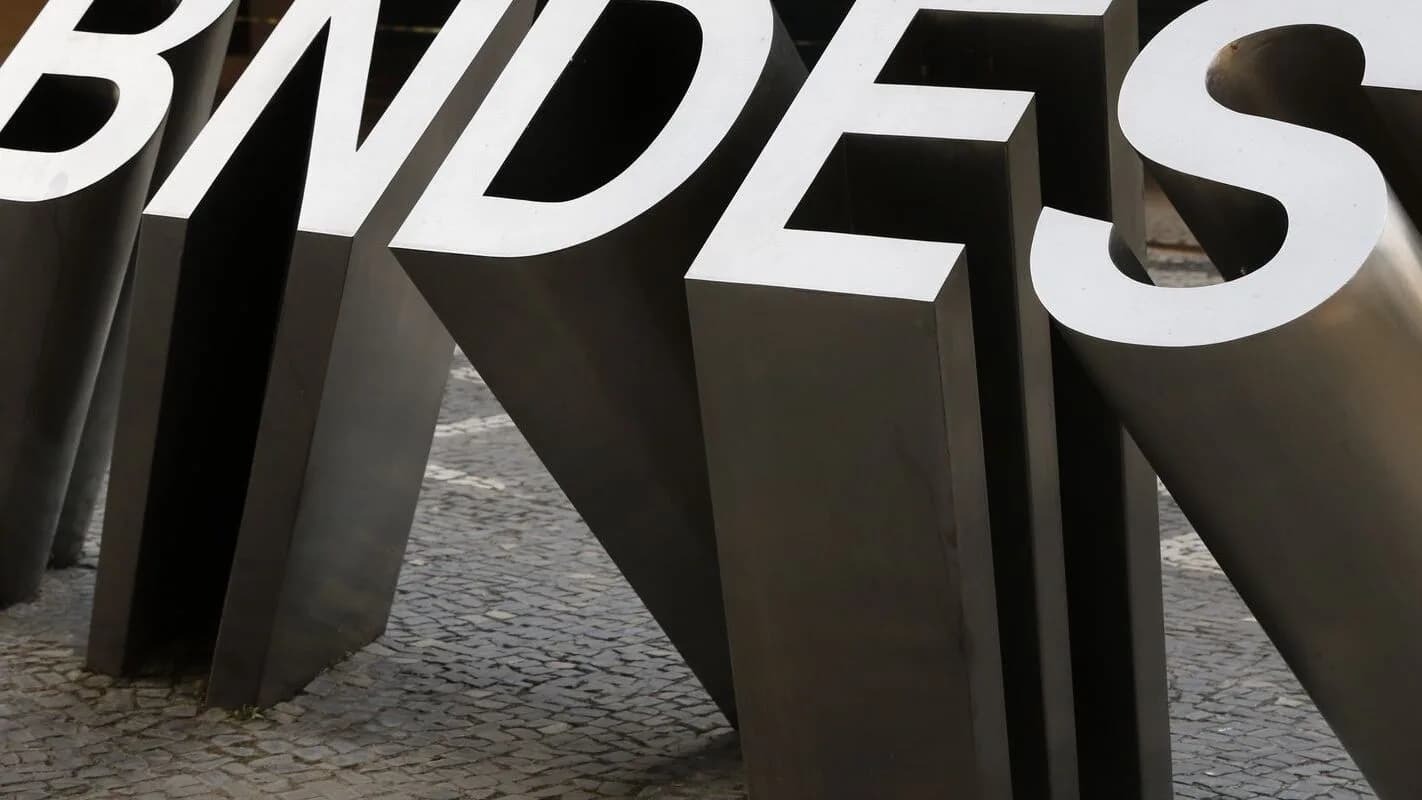Letreiro do BNDES, banco que mantém linha de financiamento para minerais estratégicos no Brasil
