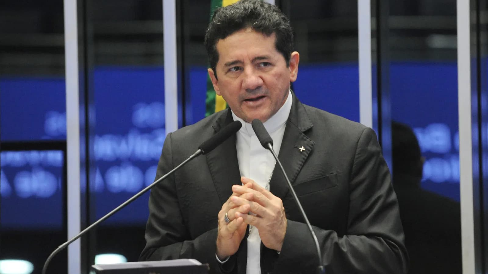 Bispo católico em vestes talares discursa em sessão na Câmara dos Deputados