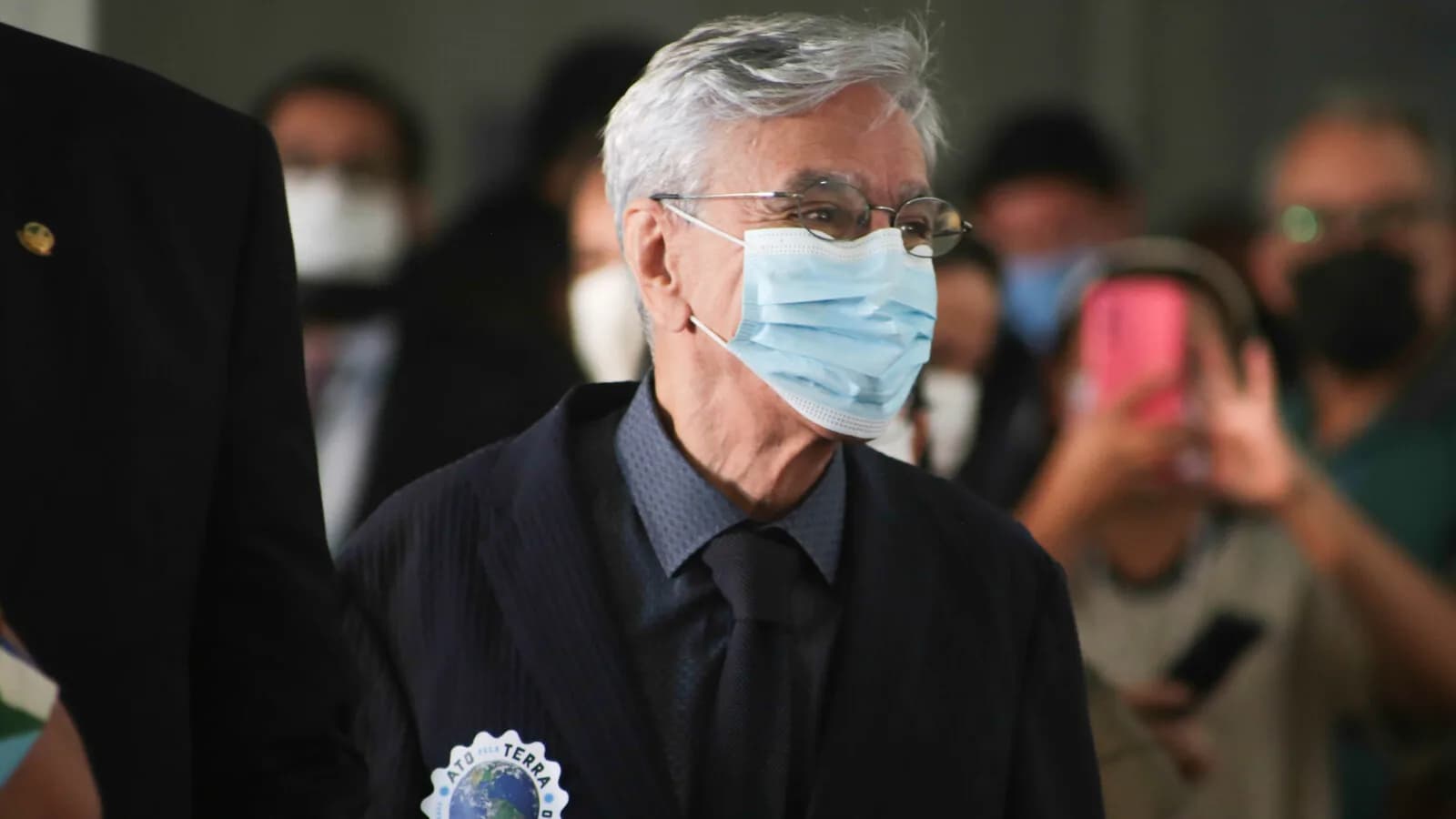 Caetano Veloso em ato na Câmara dos Deputados, usando máscara