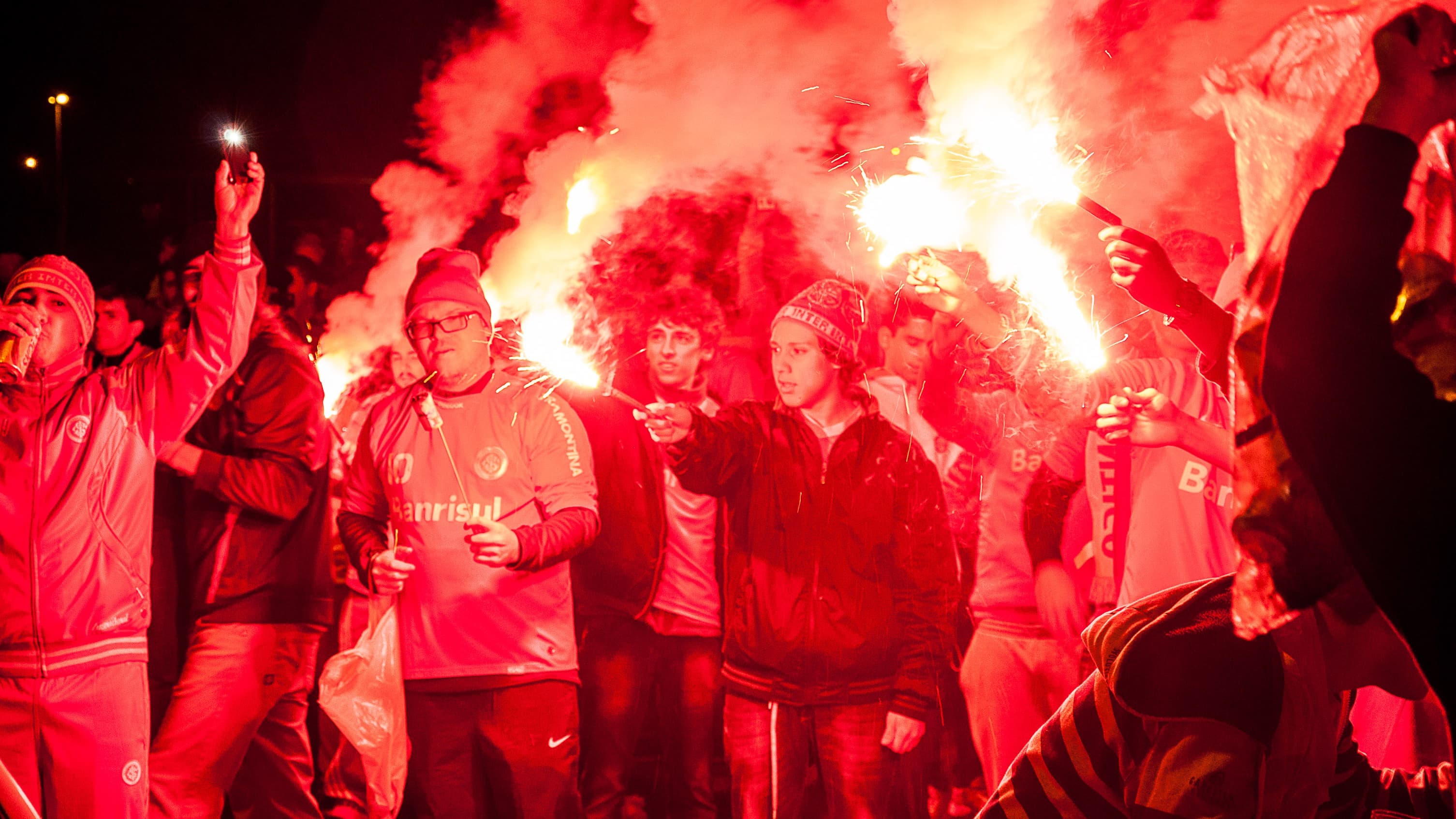 Torcida do Internacional com sinalizadores nos arredores do Beira-Rio (foto de arquivo)