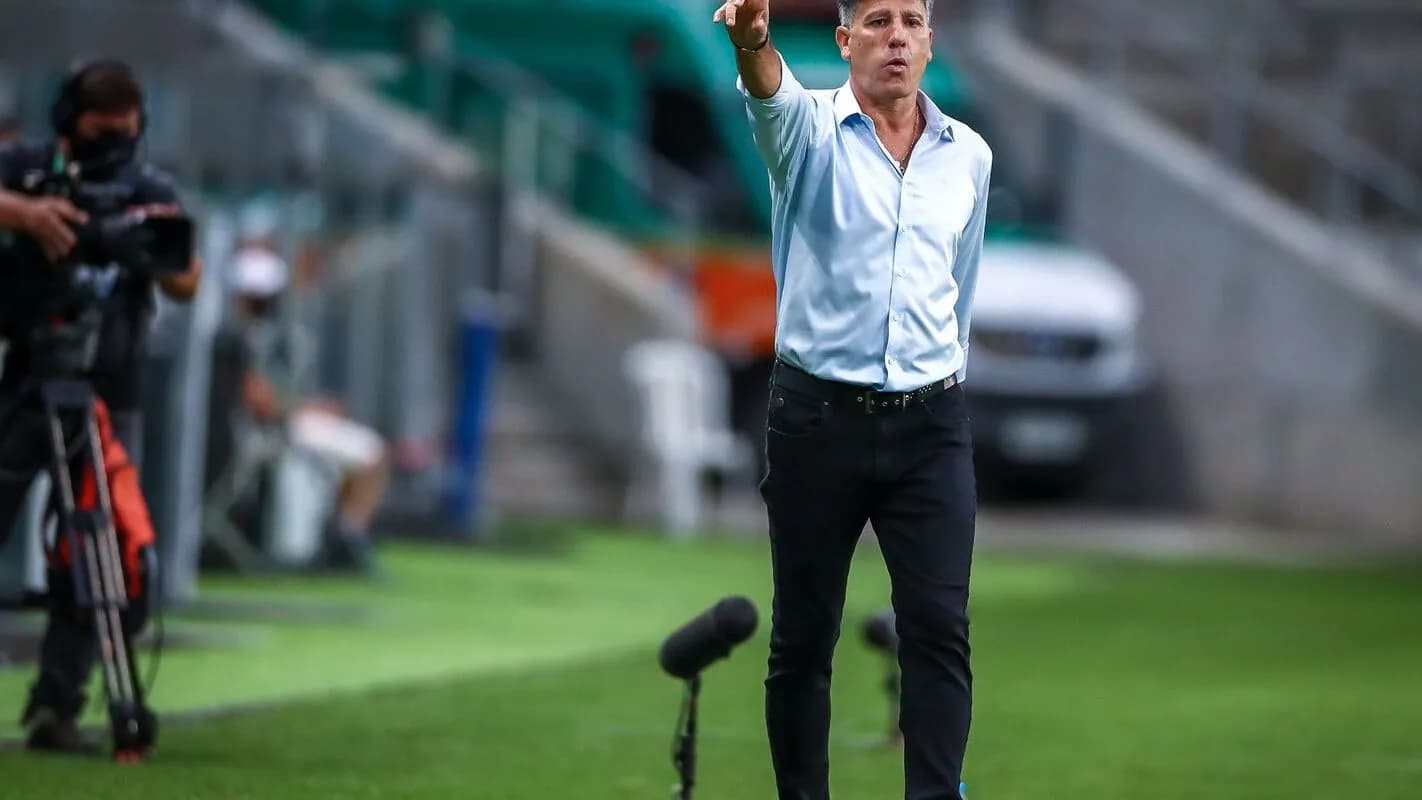 Renato Gaúcho gesticula na beira do campo durante jogo do Grêmio