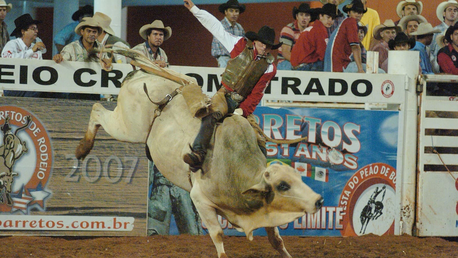 Peão monta touro na arena da Festa do Peão de Barretos diante da plateia, foto de arquivo