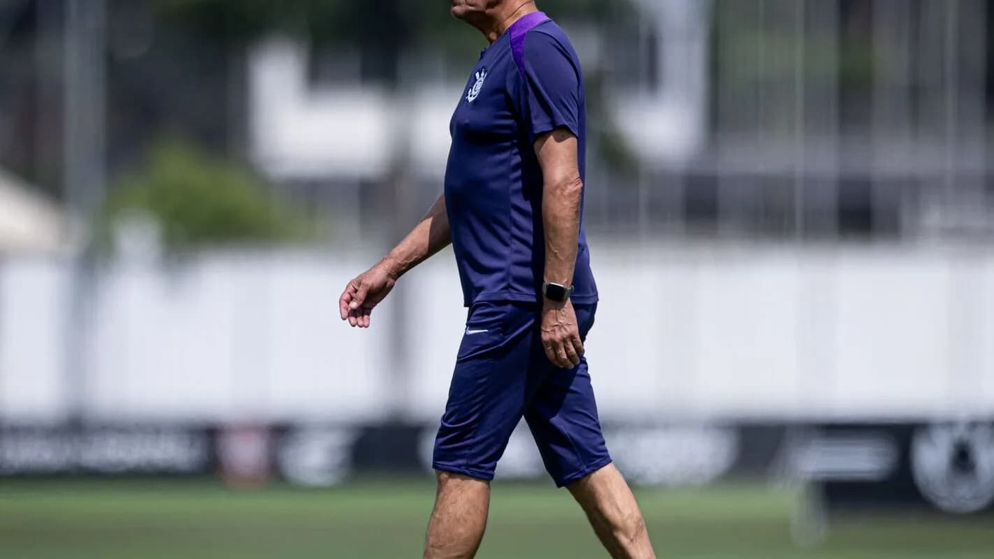 Ramón Díaz caminha pelo campo com uniforme do Corinthians
