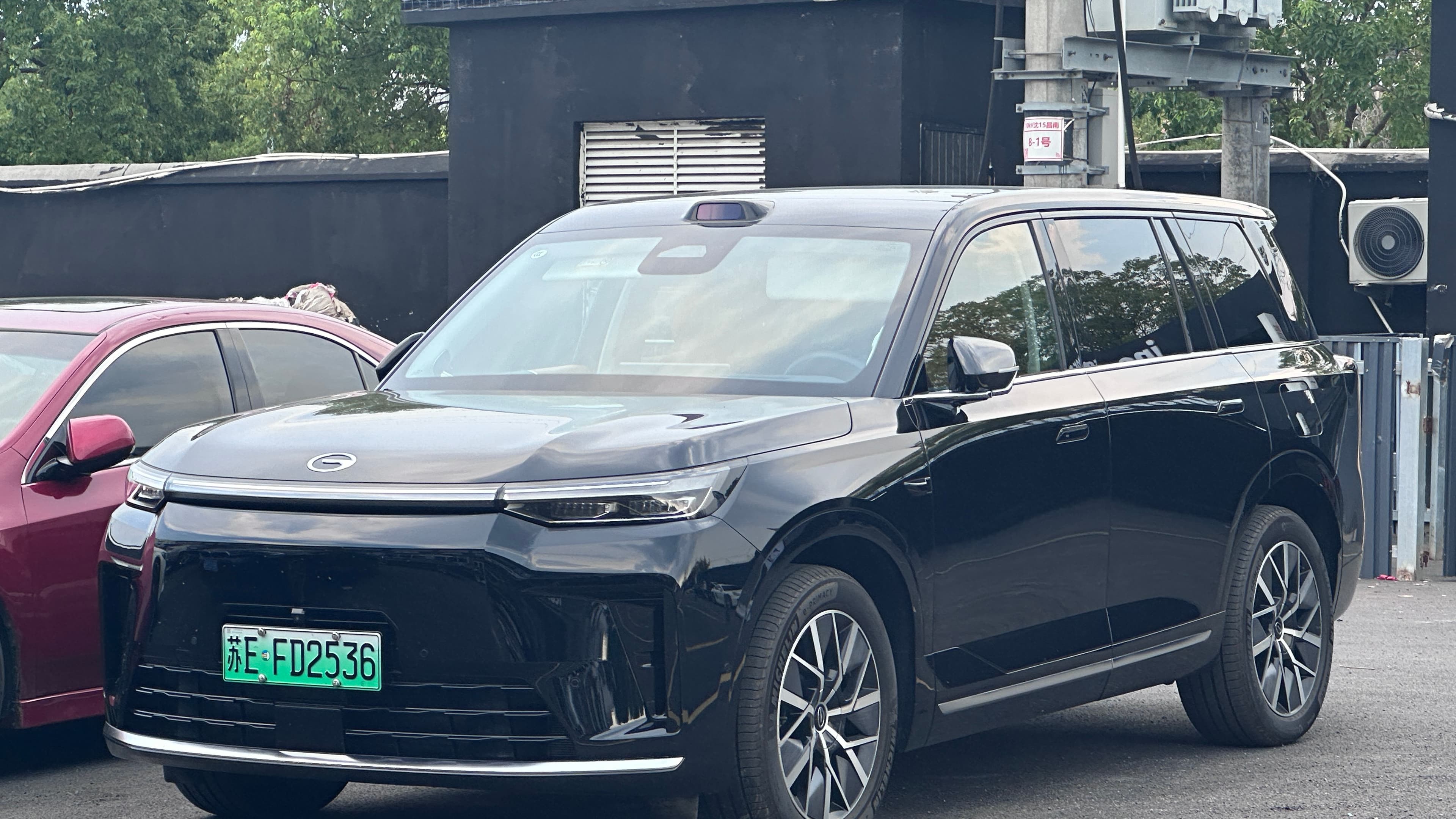 SUV GAC GS9 preto fotografado em via pública na China, o mesmo modelo que estreia no Brasil