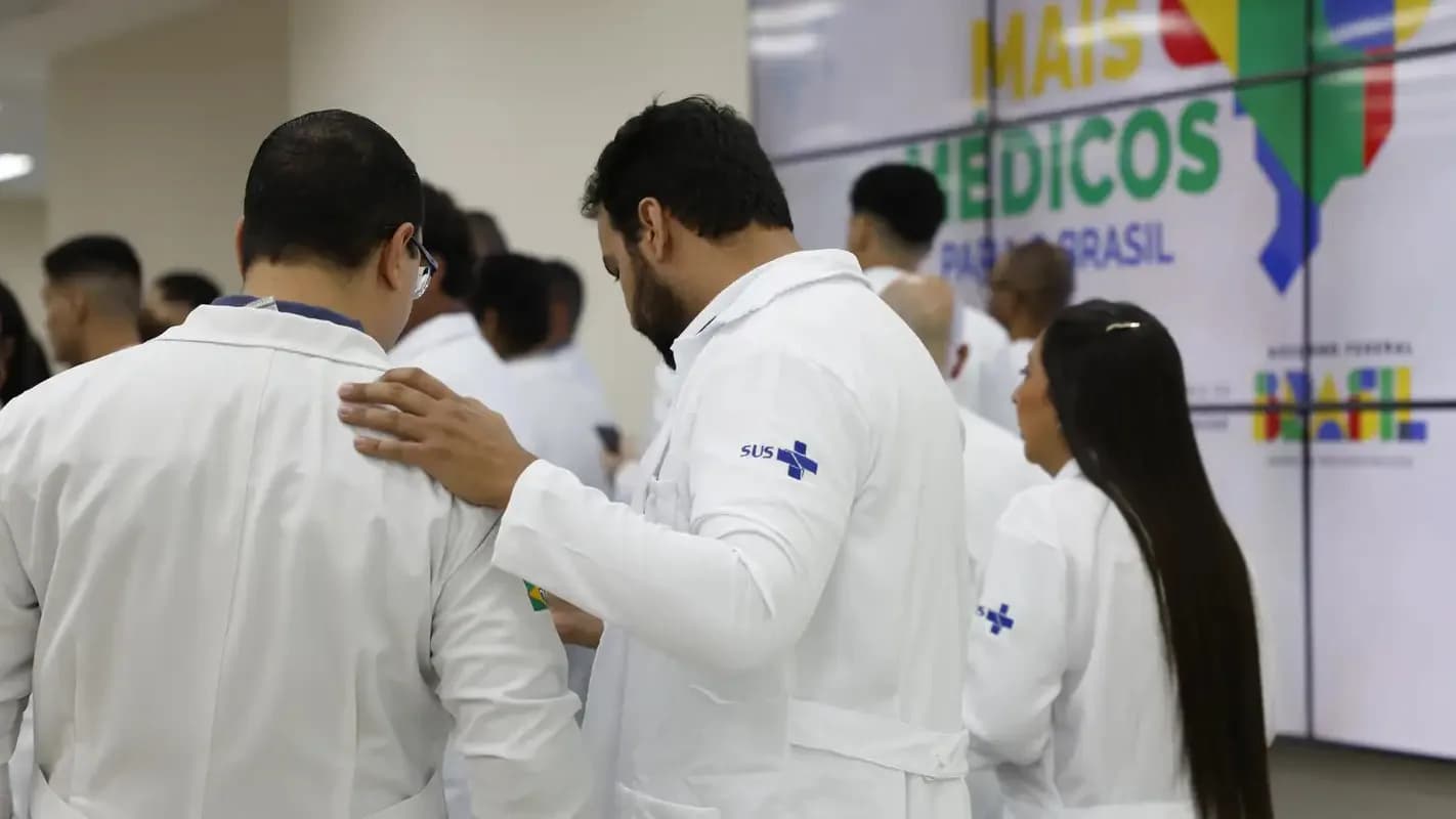 Médicos de jaleco branco com o símbolo do SUS em evento do programa Mais Médicos para o Brasil (imagem de arquivo)