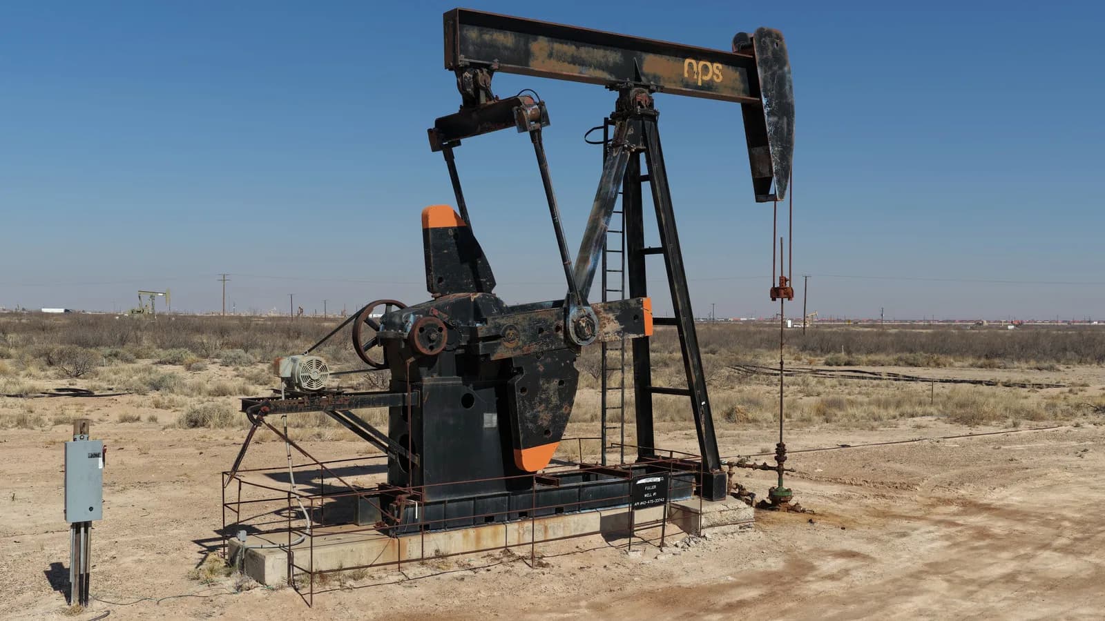 Bomba de extração de petróleo em campo terrestre no Permian Basin