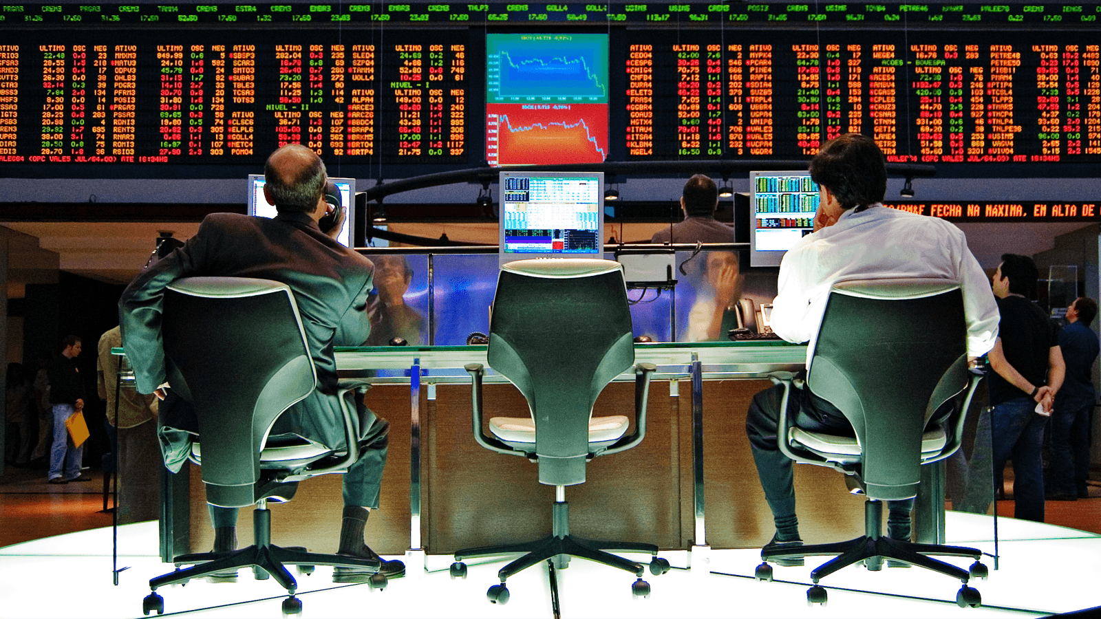 Operadores de costas acompanham painel eletrônico de cotações no pregão da Bolsa de São Paulo (imagem de arquivo, ilustrativa do mercado financeiro)