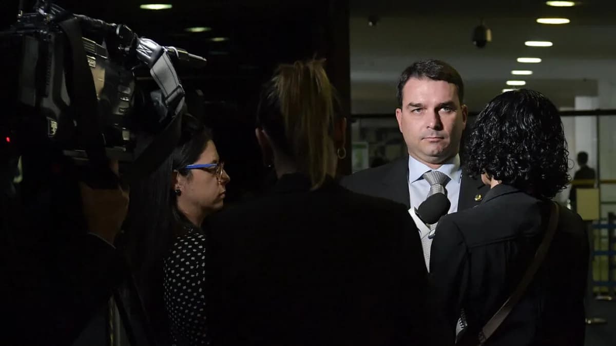 Flávio Bolsonaro é entrevistado por jornalistas no Senado Federal