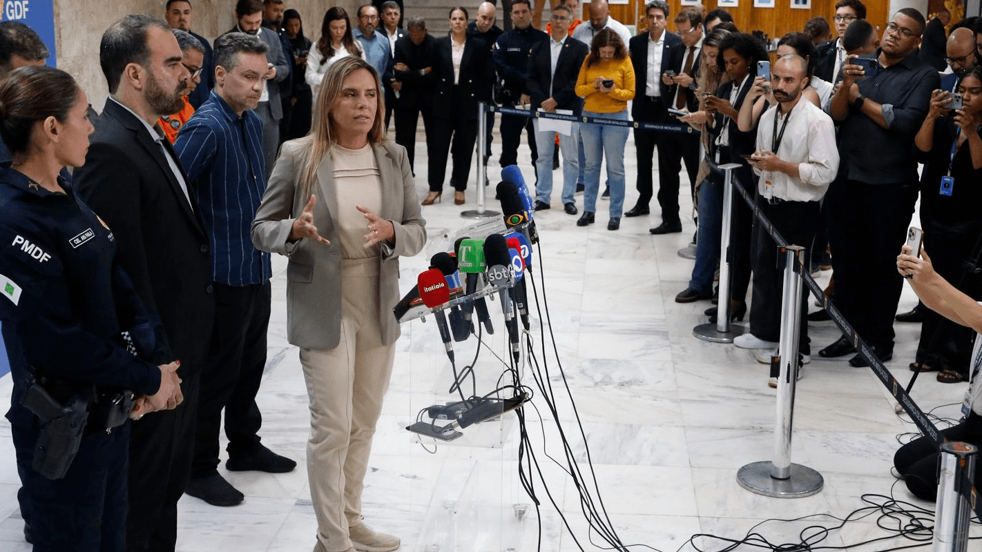 Celina Leão fala à imprensa cercada de microfones em Brasília, foto de arquivo