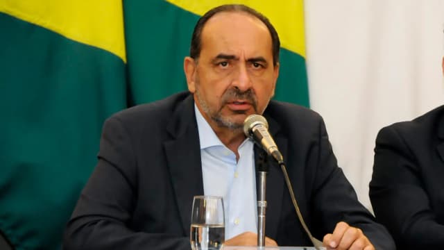 Alexandre Kalil fala ao microfone em evento institucional