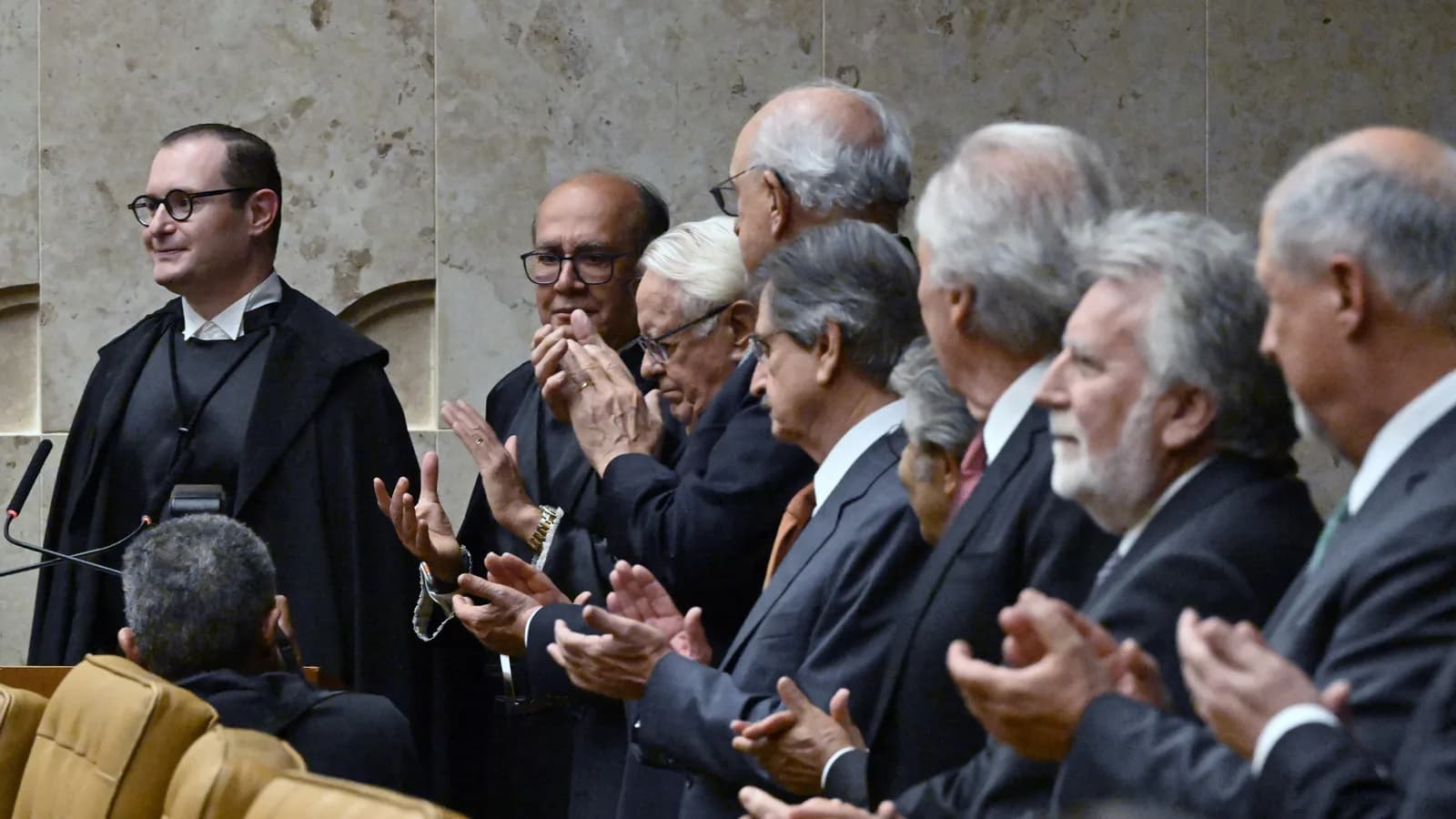 Ministro Cristiano Zanin durante sessão no STF, foto de arquivo de sua posse em 2023