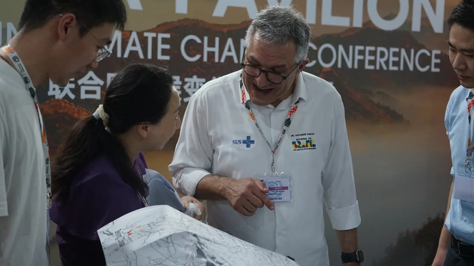 Ministro da Saúde, Alexandre Padilha, de camisa do SUS, em evento oficial