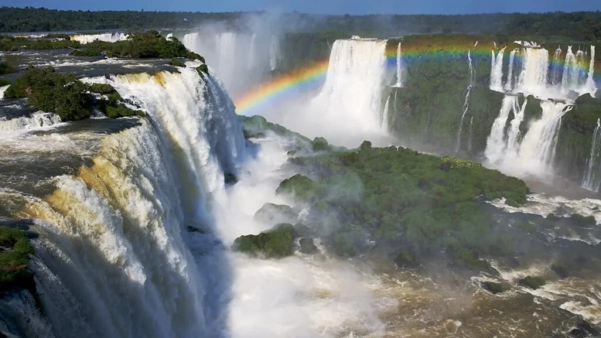Vista panorâmica das Cataratas do Iguaçu com arco-íris sobre as quedas d'água
