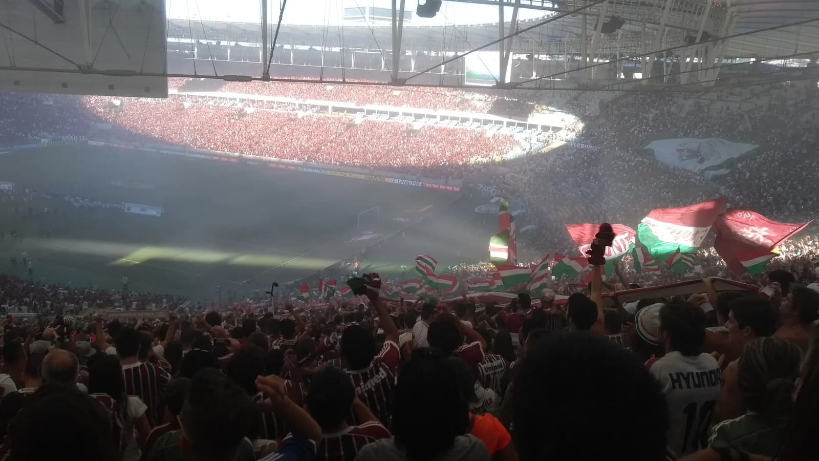 Torcida do Fluminense com bandeiras grená, branca e verde no Maracanã