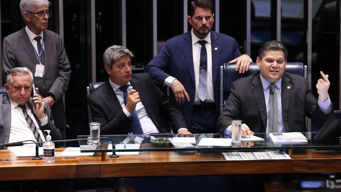 Davi Alcolumbre preside sessão no plenário do Senado ao lado de outros senadores