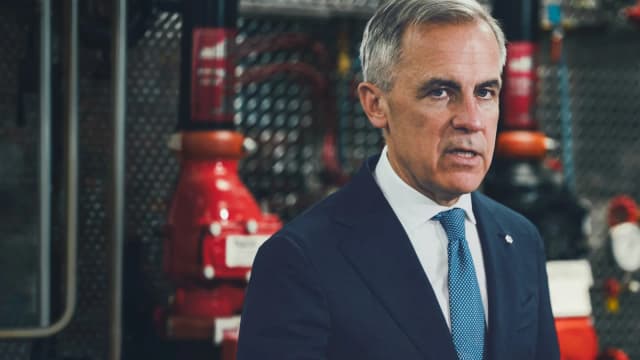 Mark Carney, primeiro-ministro do Canadá, discursa em evento industrial em Calgary
