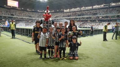 Torcida e mascote do Atlético-MG, o Galo Doido, lotam a Arena MRV antes de jogo