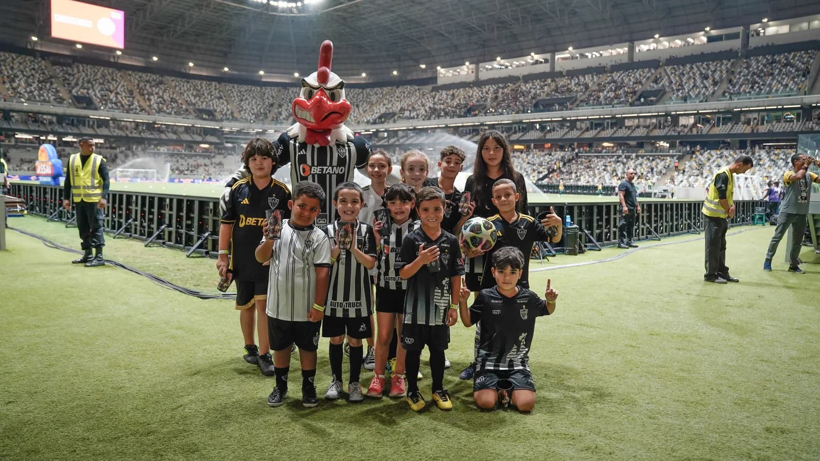 Torcida e mascote do Atlético-MG, o Galo Doido, lotam a Arena MRV antes de jogo