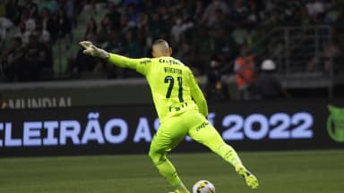 Weverton cobra tiro de meta pelo Palmeiras em foto de arquivo.