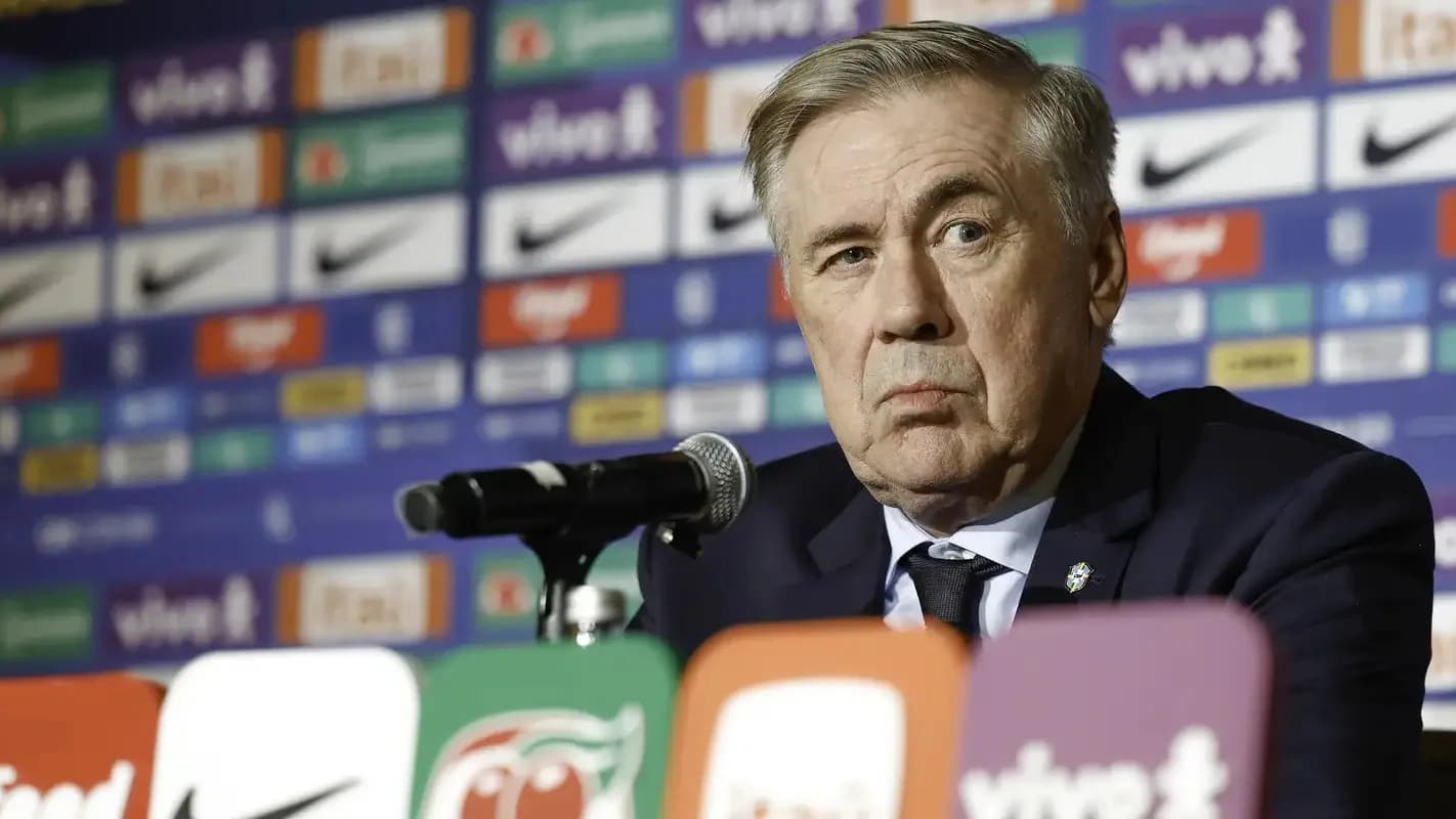 Carlo Ancelotti fala em coletiva de imprensa com painel de patrocinadores da seleção brasileira ao fundo