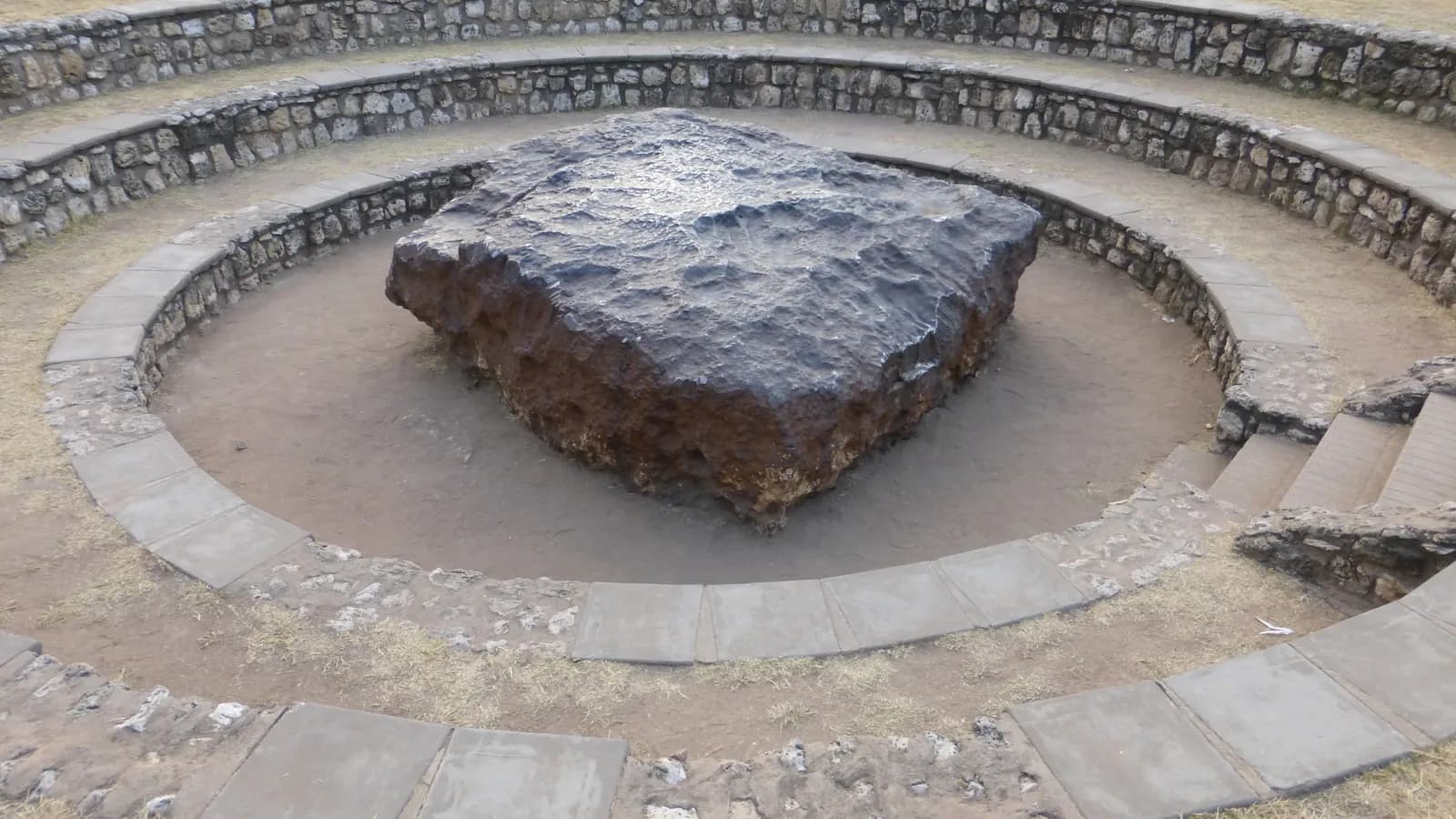 O meteorito Hoba visto de cima, dentro do anfiteatro de pedra construído ao seu redor na Namíbia