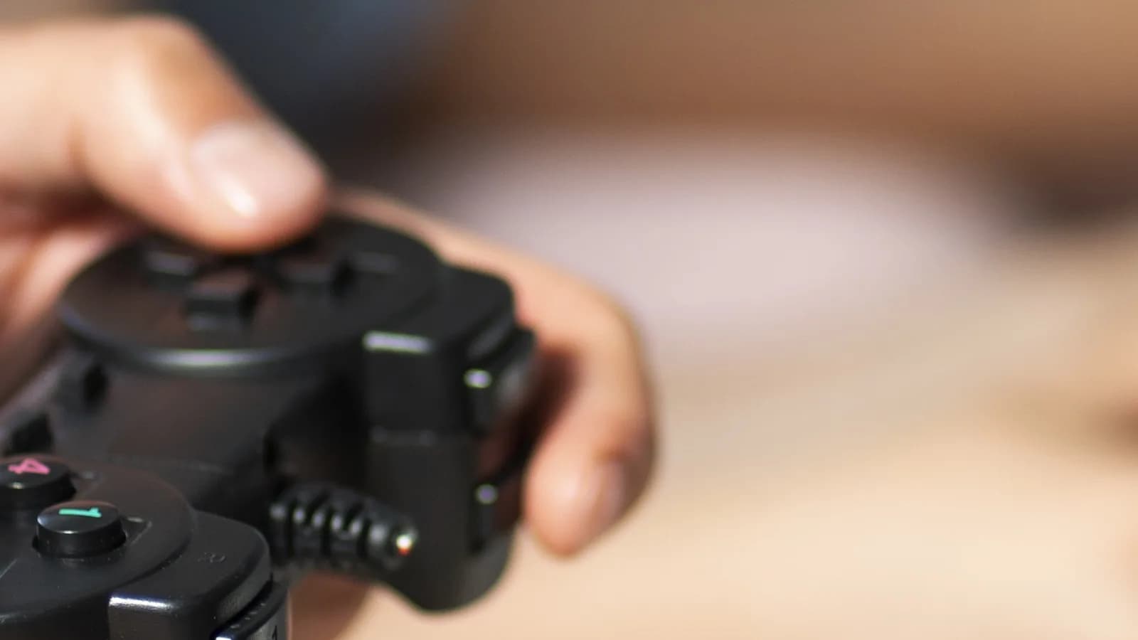 Console PlayStation com controle, imagem ilustrativa de arquivo