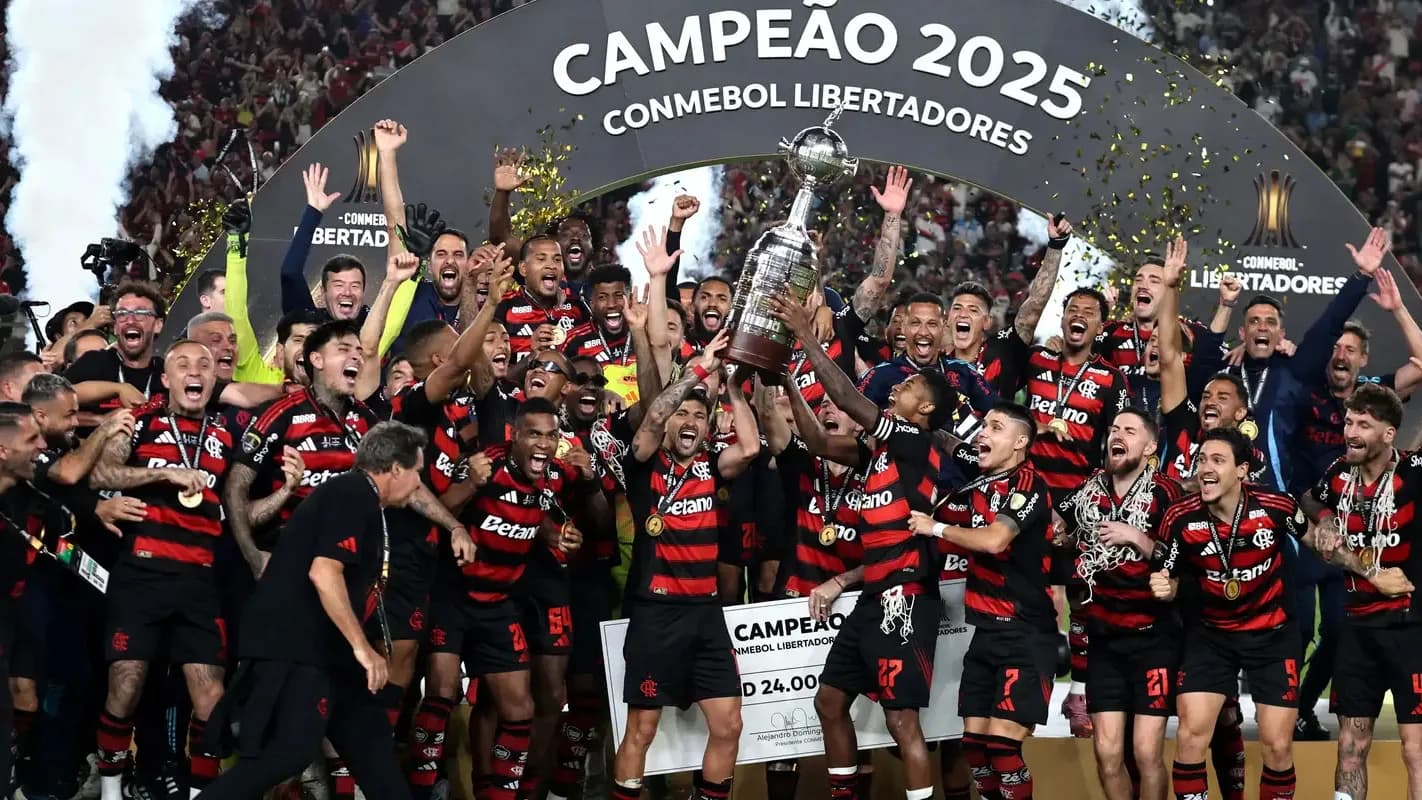 Jogadores do Flamengo erguem a taça da Libertadores em comemoração ao título de 2025