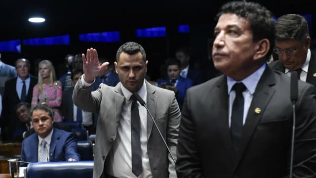 O senador Cleitinho Azevedo fala à tribuna do Senado com a mão levantada