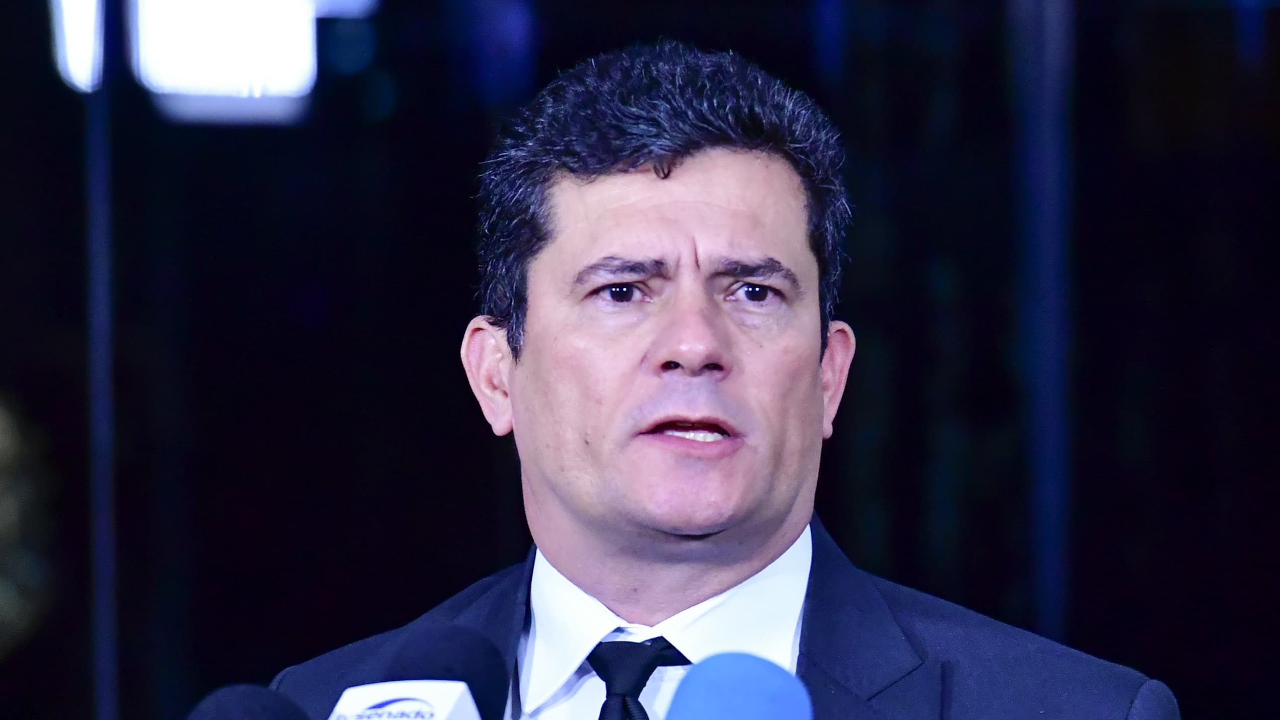 O senador Sergio Moro fala diante de microfones durante entrevista; imagem de arquivo