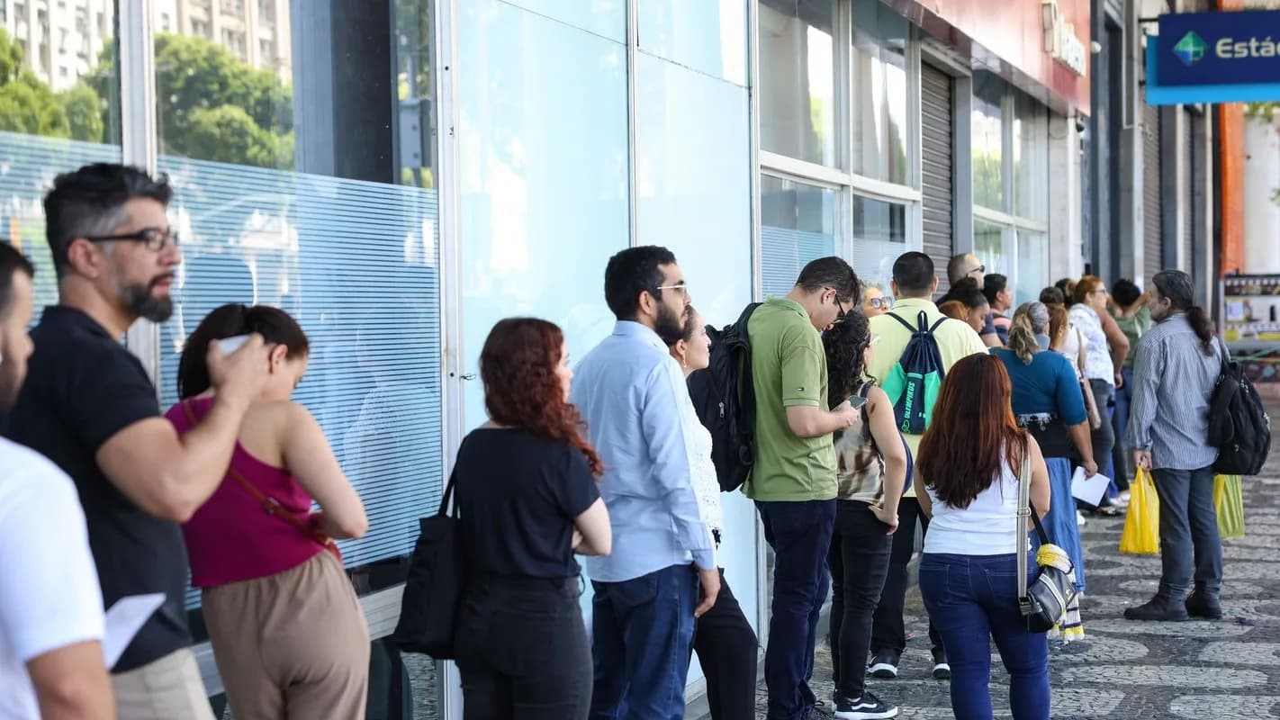 Candidatos aguardam em fila para prova de concurso público (foto de arquivo, ilustrativa)