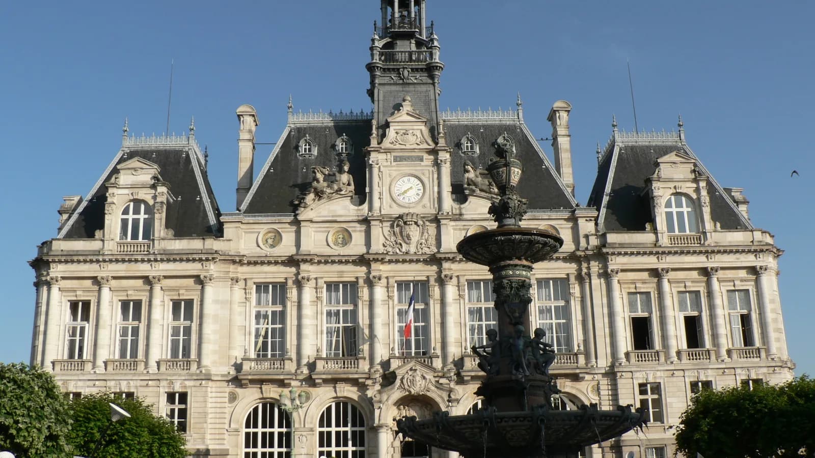 Prefeitura de Limoges, na França, antes do incêndio de outubro de 2026