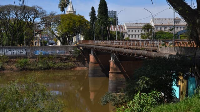 Ponte 25 de Julho sobre o Rio dos Sinos, em São Leopoldo (RS), foto de arquivo do ponto onde a Defesa Civil monitora o nível do rio