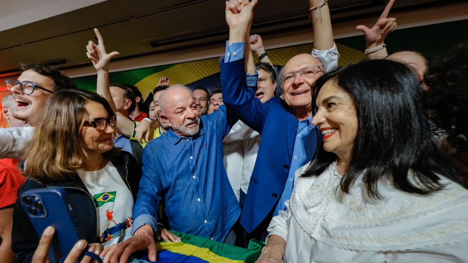 Lula comemora a reeleição à Presidência do Brasil ao lado de apoiadores