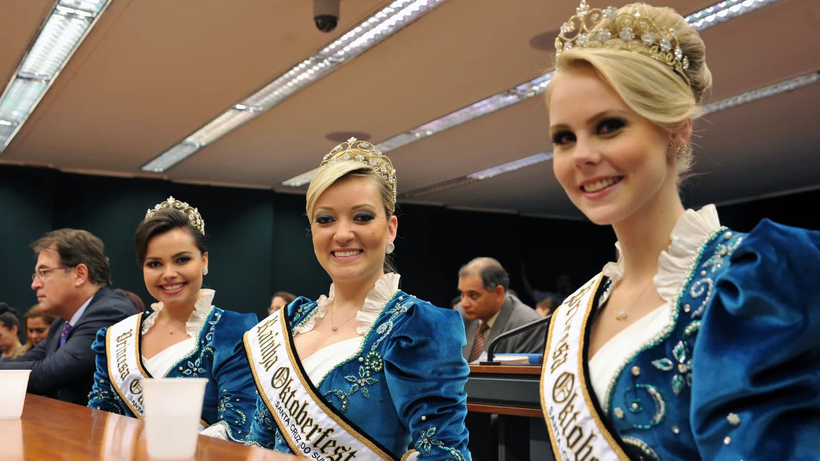 Rainhas da Oktoberfest com trajes típicos alemães em evento no Congresso