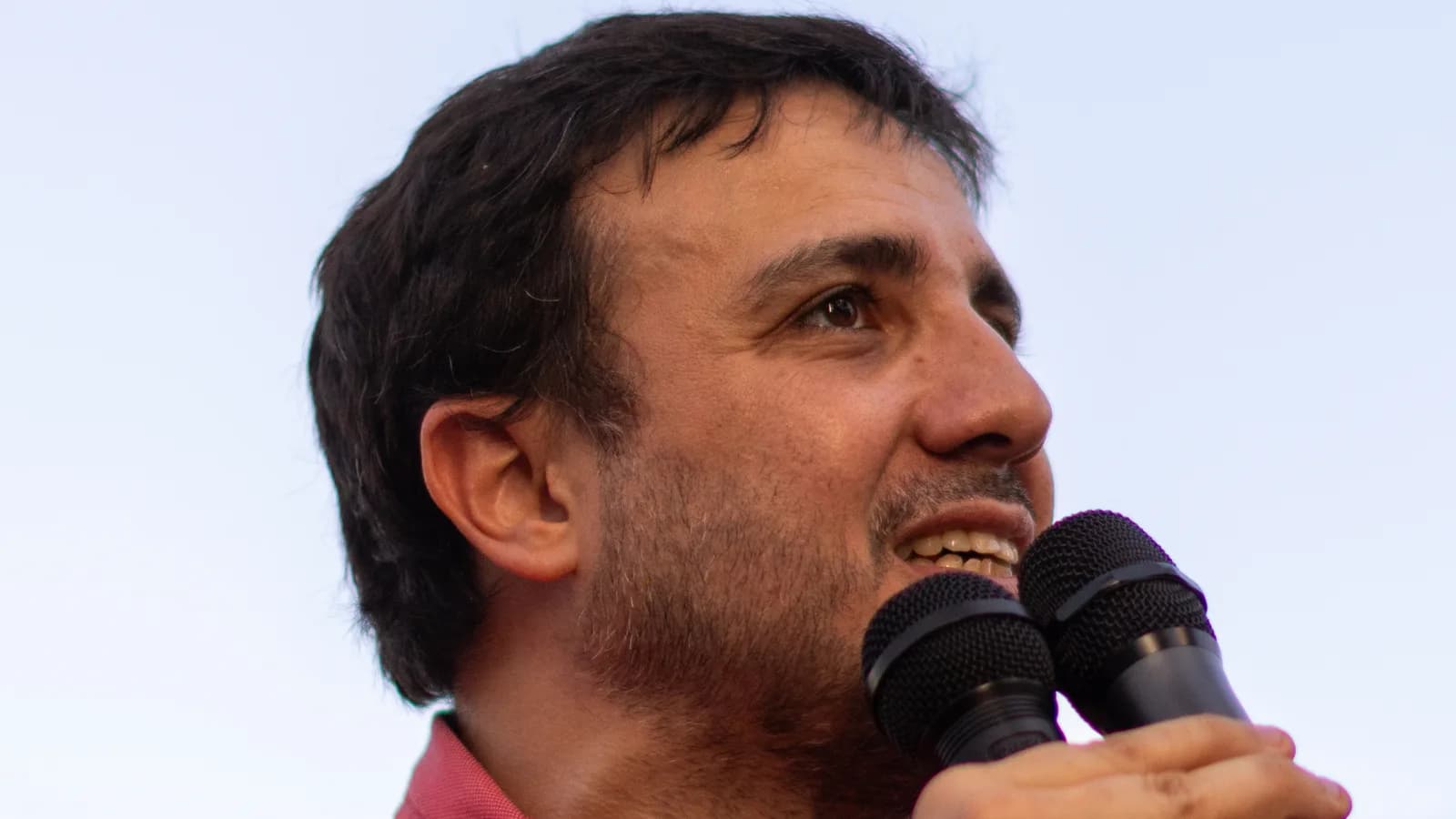 Renan Santos discursa ao microfone durante ato de campanha