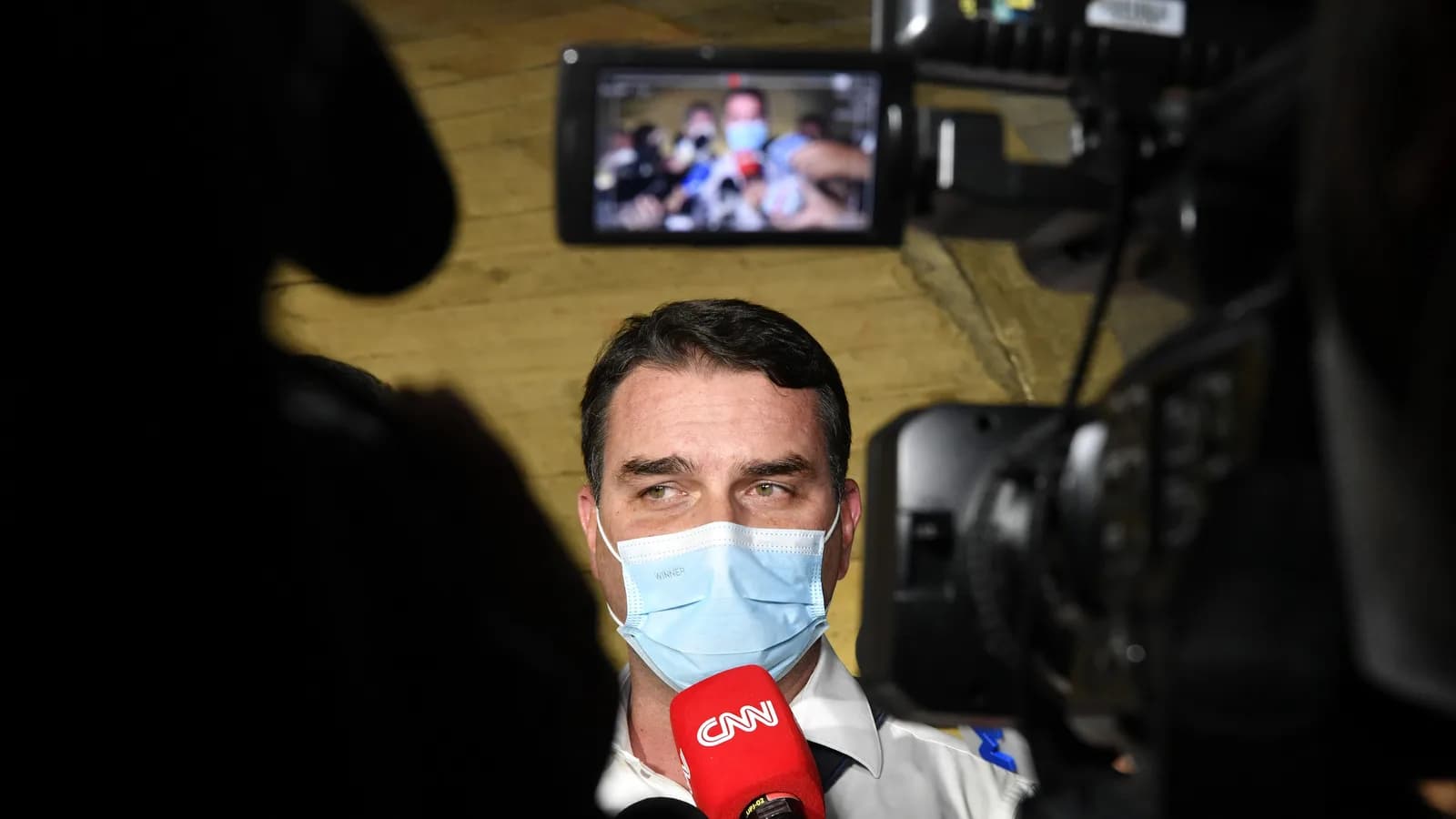 Flávio Bolsonaro concede entrevista a equipe de TV, foto de arquivo