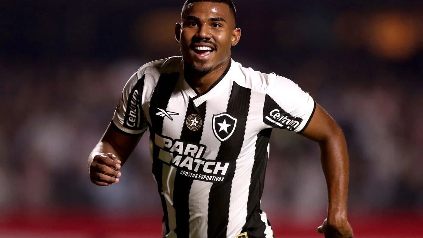 Cuiabano comemora após marcar gol em partida de futebol
