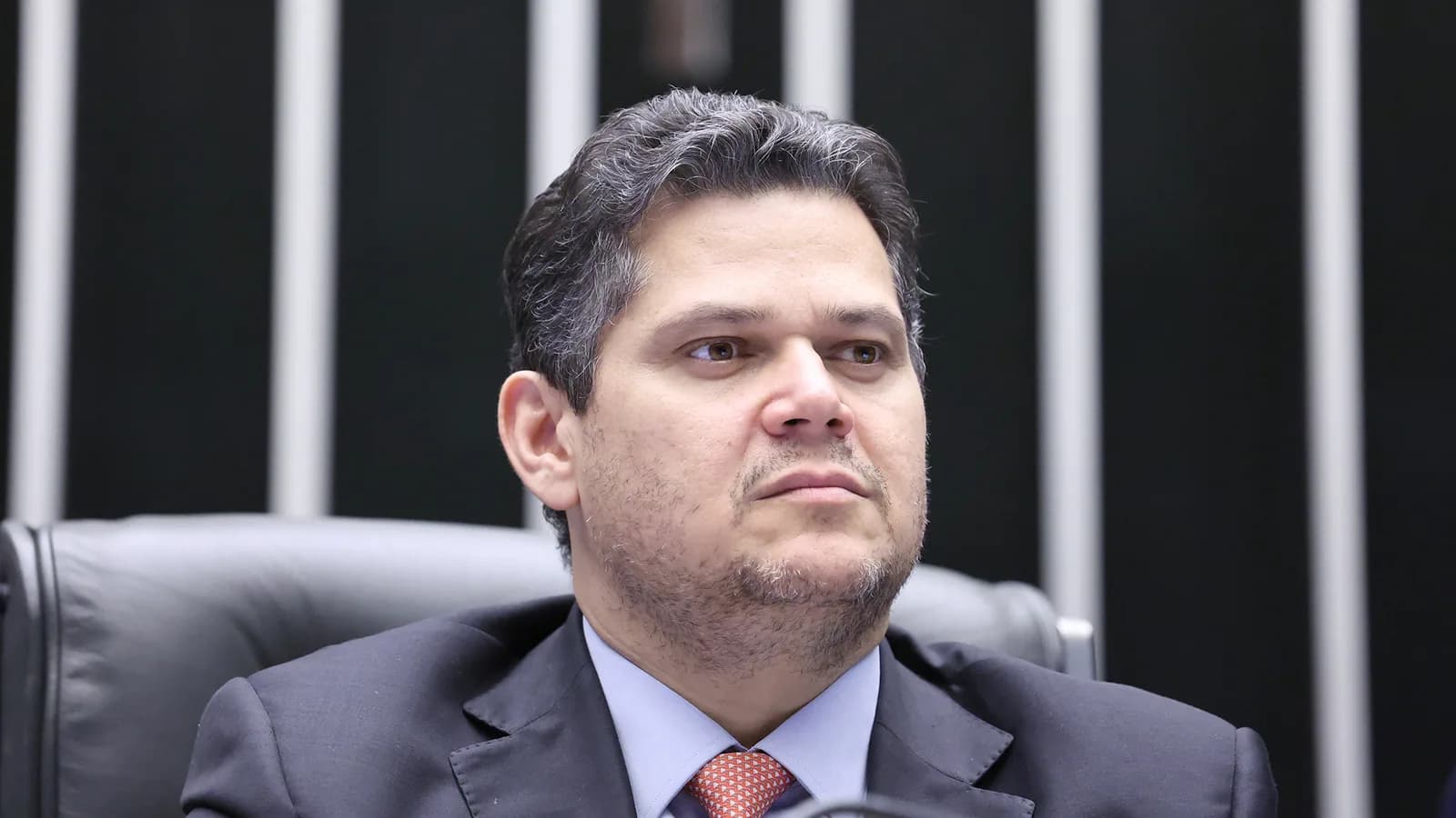 O senador Davi Alcolumbre preside sessão no plenário do Senado