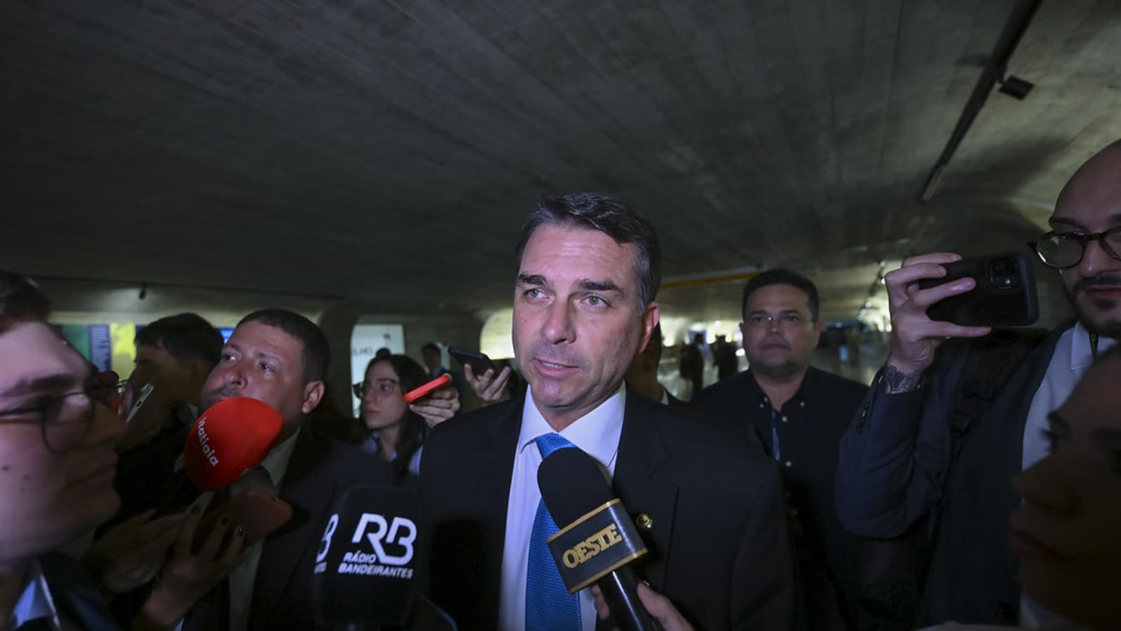 Senador Flávio Bolsonaro concede entrevista a jornalistas no Senado