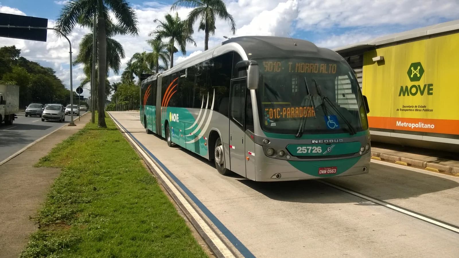 Ônibus articulado do sistema Move, de Belo Horizonte, trafegando por avenida arborizada
