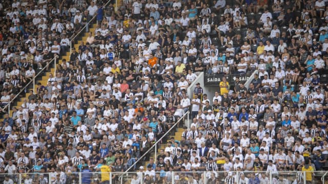 Torcida do Santos aglomerada nas arquibancadas da Vila Belmiro durante partida