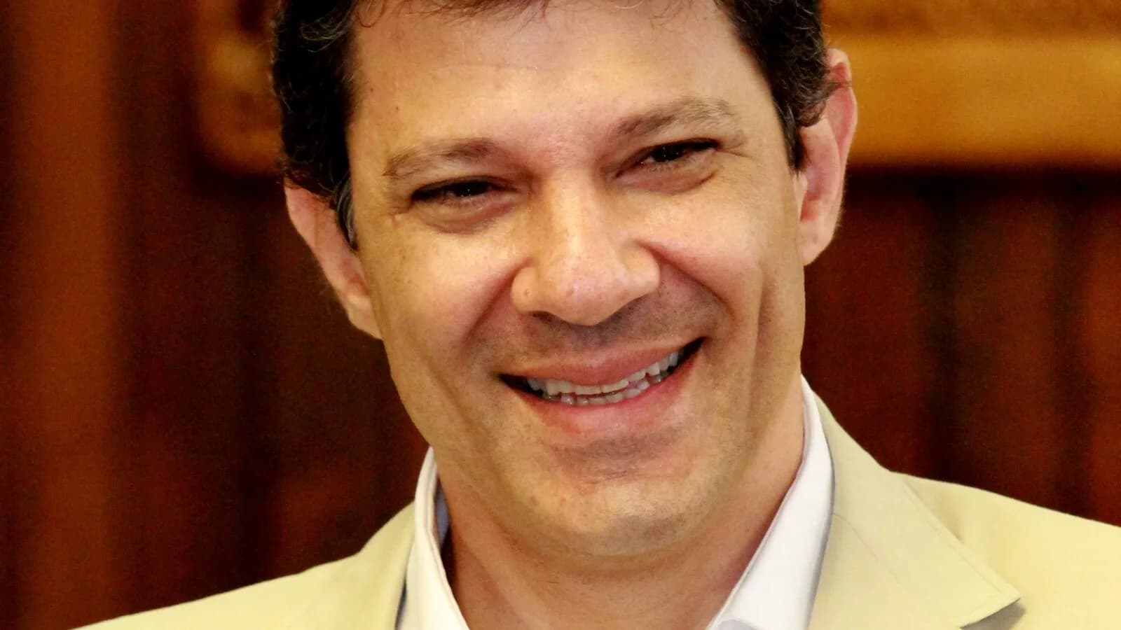Fernando Haddad sorri durante evento oficial