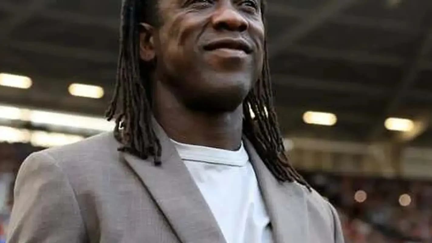 Clarence Seedorf sorri durante evento, com camisa branca sob blazer