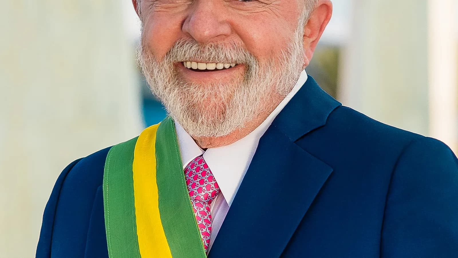 Lula sorri, usando faixa presidencial, em retrato oficial