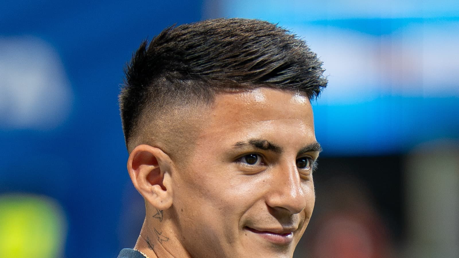 Thiago Almada, meia argentino, com a camisa da seleção na Copa do Mundo de 2026